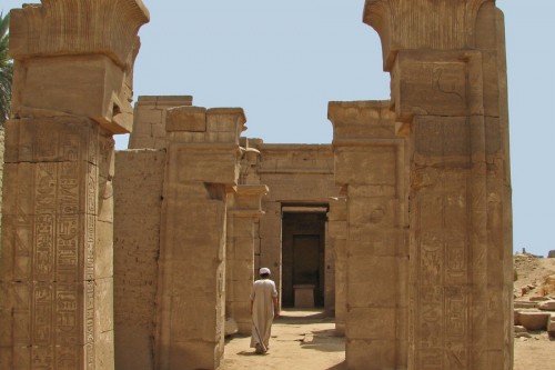In den Ruinen des Ptah-Tempels von Karnak sieht man im Barkensanktuar vor der Statuennische den Sockel, auf dem die Barke des Gottes abgestellt wurde...