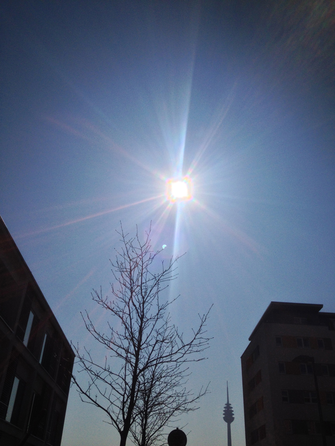 Fast am Ende angekommen. Das Spiegelbild seht Ihr fast in der Mitte unterhalb der Sonne in Baumnähe.